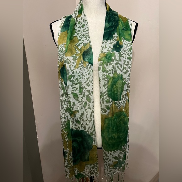 🆕 Beautiful 💯% Viscose scarf. - Picture 5 of 6